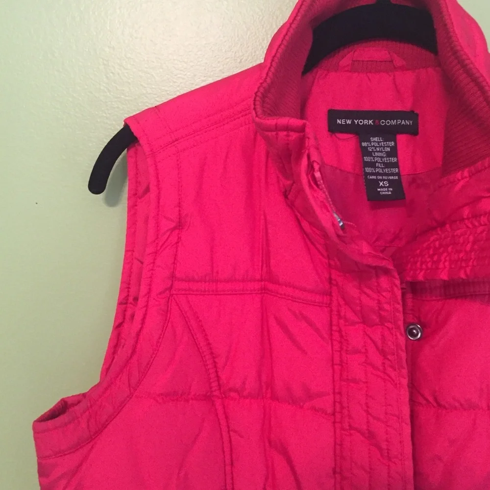Red vest NY&Co..‎